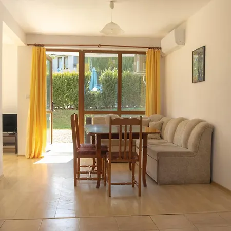 Indigo Nyaraló Piszmenovo